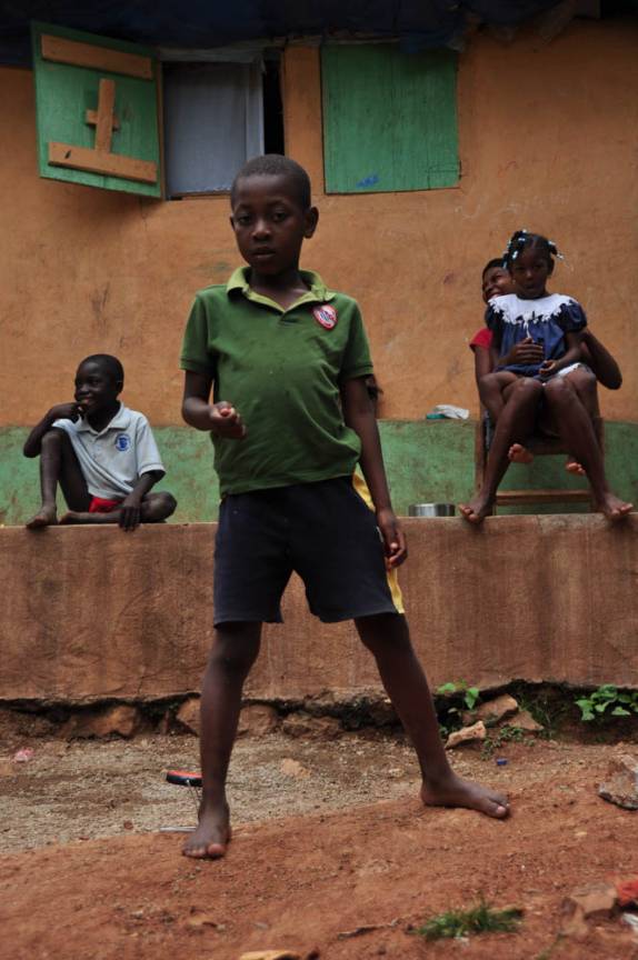 Família observa os visitantes que caminham de Sans-Souci à Citadelle, no norte do Haiti